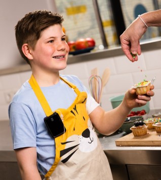 Jongen met diabetes type 1 bakt cupcakes met zijn ouders