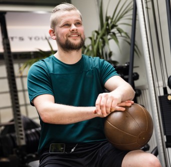 Jeune homme sportif dans une salle de sport