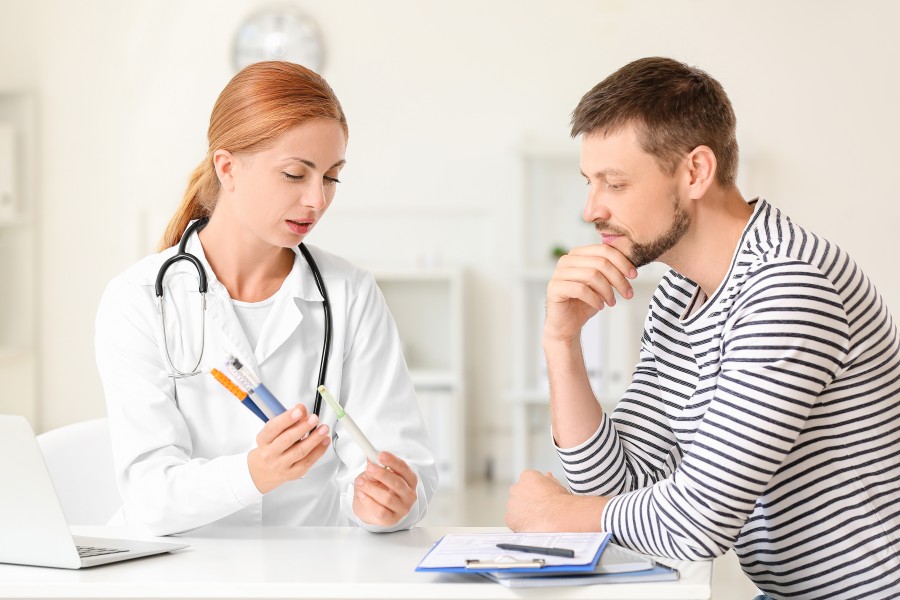 Infirmière expliquant le fonctionnement d'un stylo à insuline à un patient