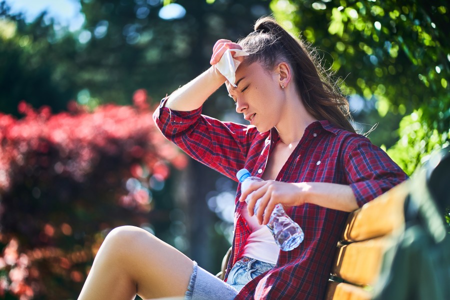 Une jeune femme est en train d'avoir les effets d'une hyperglycémie