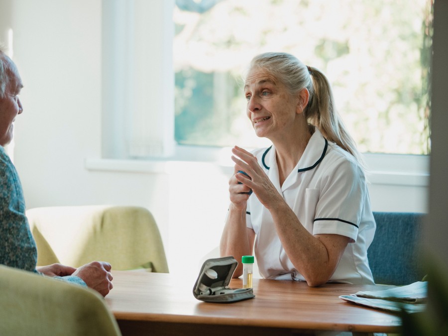 Infirmière en diabétologie avec un patient